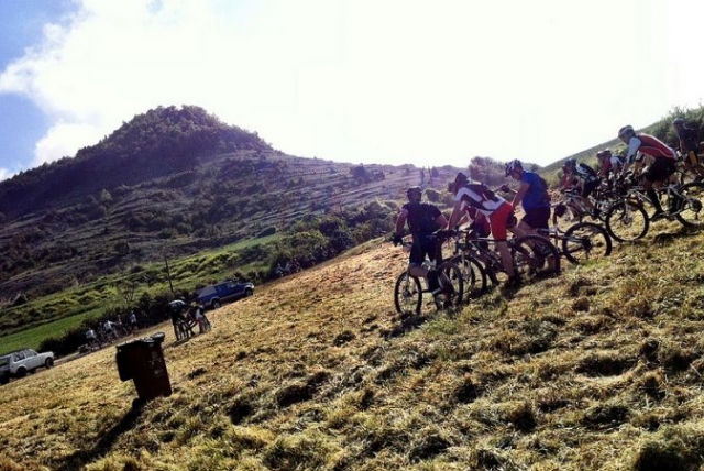 grupo de ciclistas en la montana
